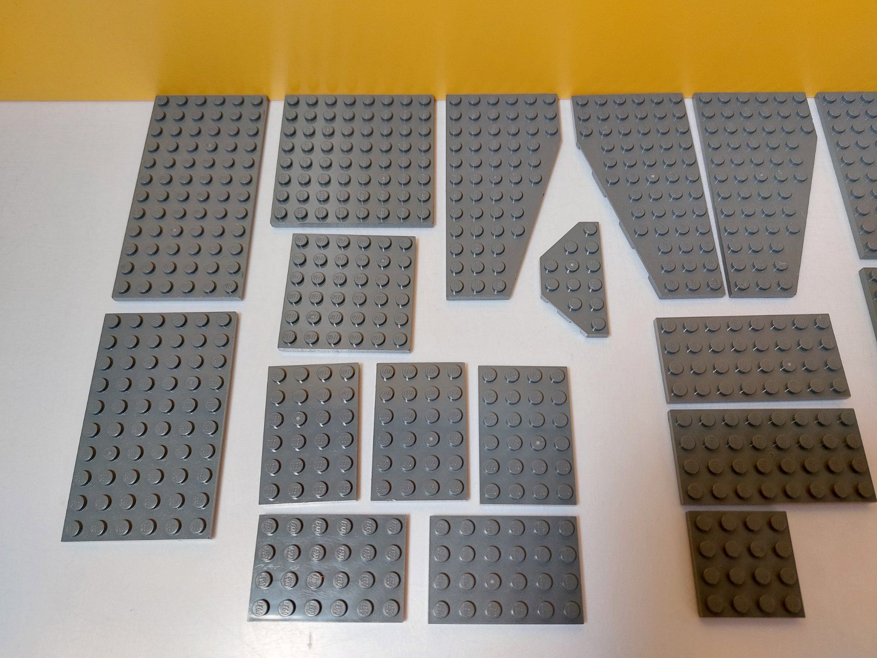 Lego Kit di costruzioni: LEGO 20 dunkelgraue dünne Platten / Plättli – Usato da St.Gallen venduto da TinasBauundSpiel 1