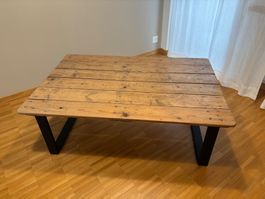 Rustikaler Couchtisch aus Altholz mit schwarzen Beinen