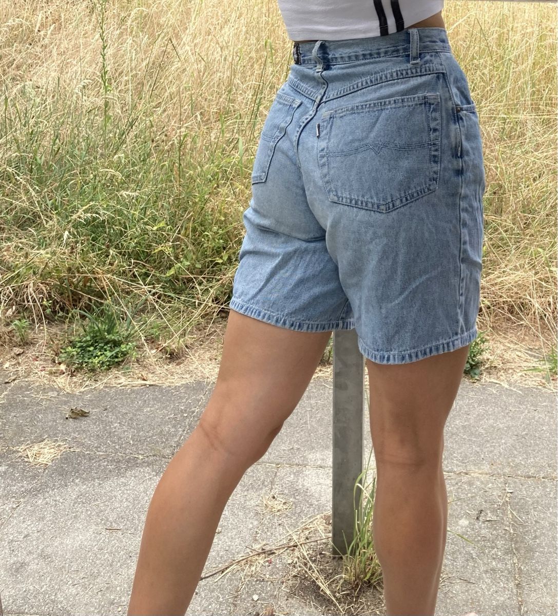 Jeans: Jeans Shorts Damen Grösse M Hellblau  – Usato da Siselen BE venduto da -skylein- 3