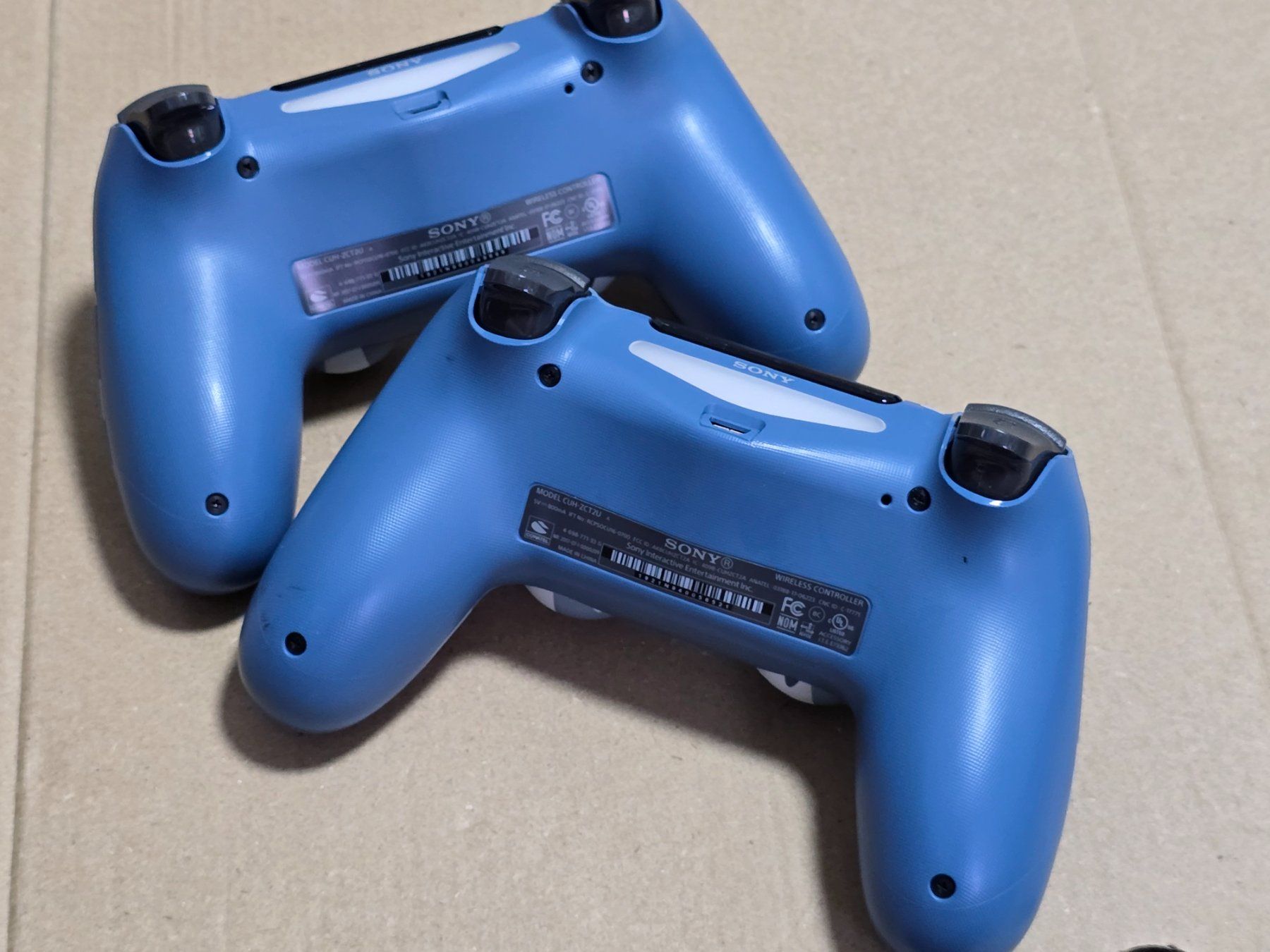 Sony Controller: 2×Original PS4 Dualshock Controller – Usato da Basel venduto da Honest 1