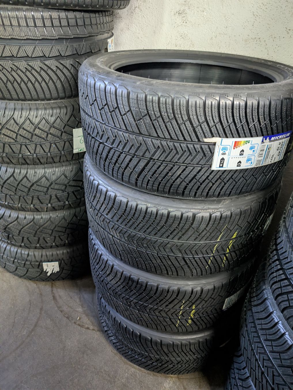 Michelin Pneus & Kompletträder: 265/40/19 Winterreifen – Neu und originalverpackt aus Dürrenäsch von Pneu-Idris