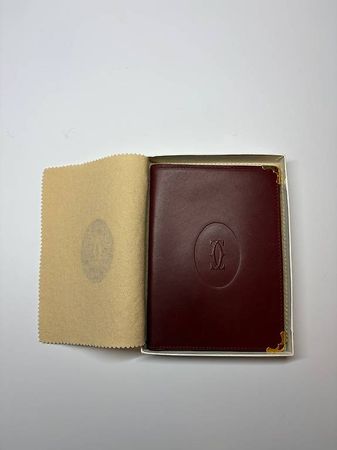 Porte-cartes Must de Cartier en cuir bordeaux