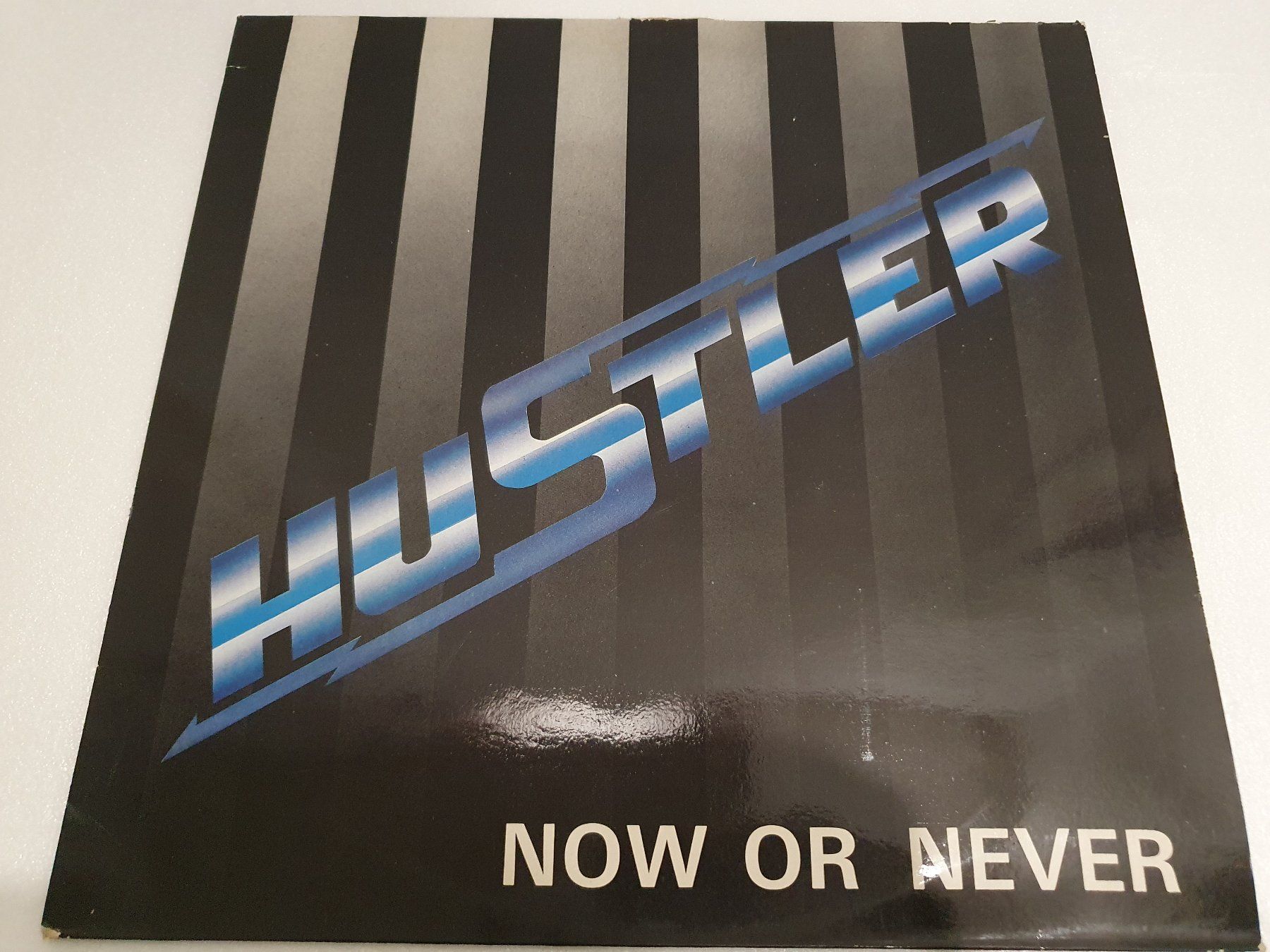 Schallplatten: Hustler – Now Or Never – Gebraucht aus Uster von Vinyl-Leidenschaft