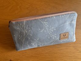 Handmade Täschchen Zweige blau – Reissverschluss Rosa