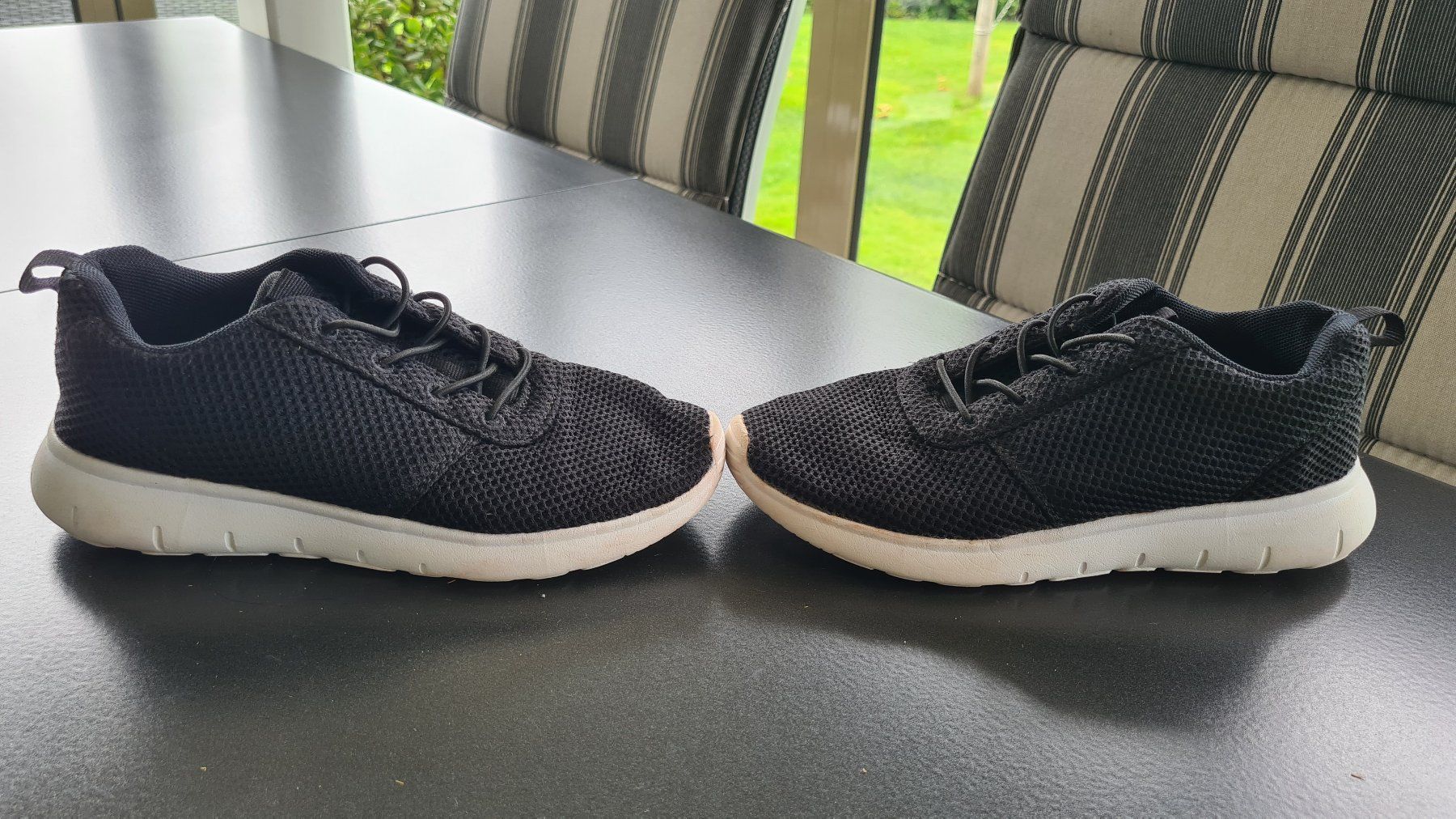 Schuhe für Jungen: Trainingsschuhe / Turnschuhe / Sneaker Grösse 34 – Gebraucht aus Obergösgen von schesom
