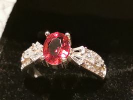 Damen Silber 925 Ring mit Granat und Zirkone.