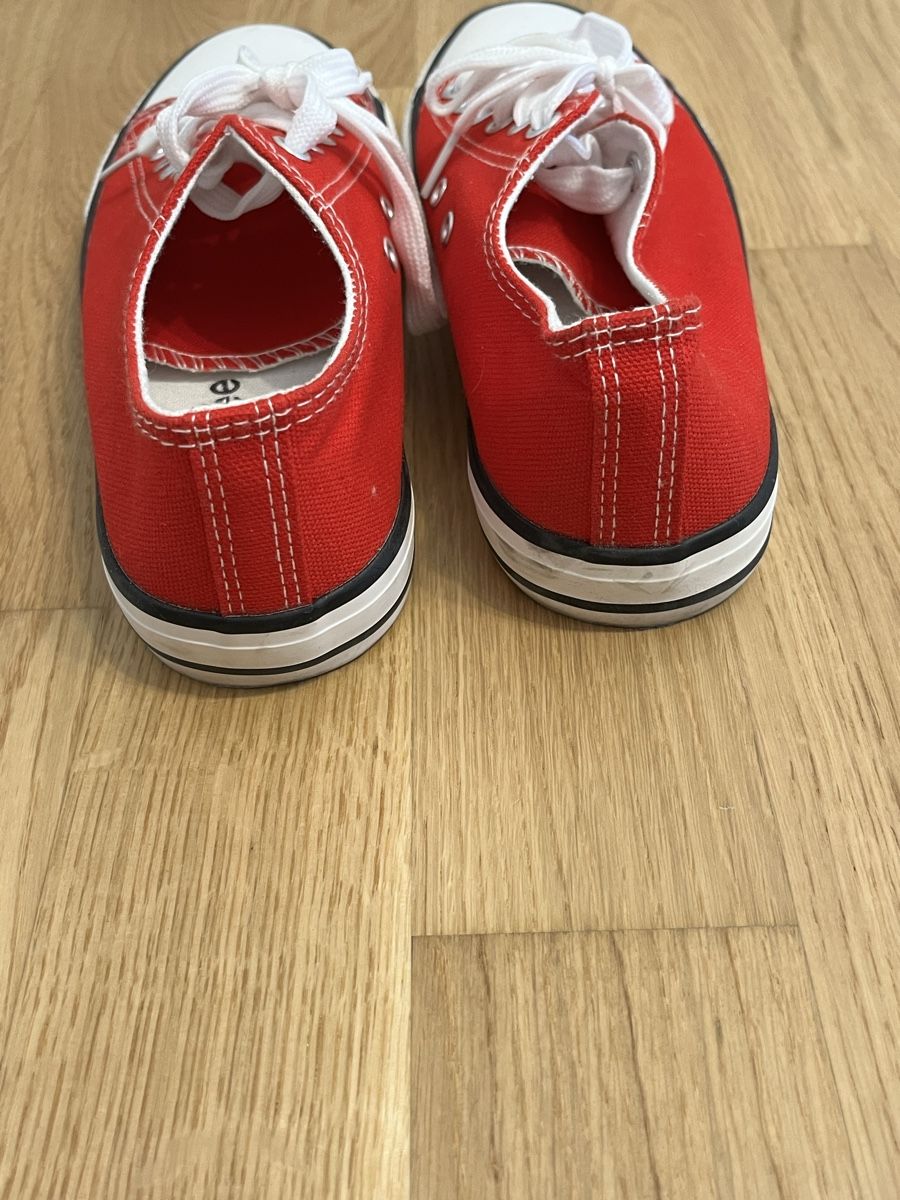 Damenschuhe: rote Damenchucks – Gebraucht aus Glis von jos_hj8q 1