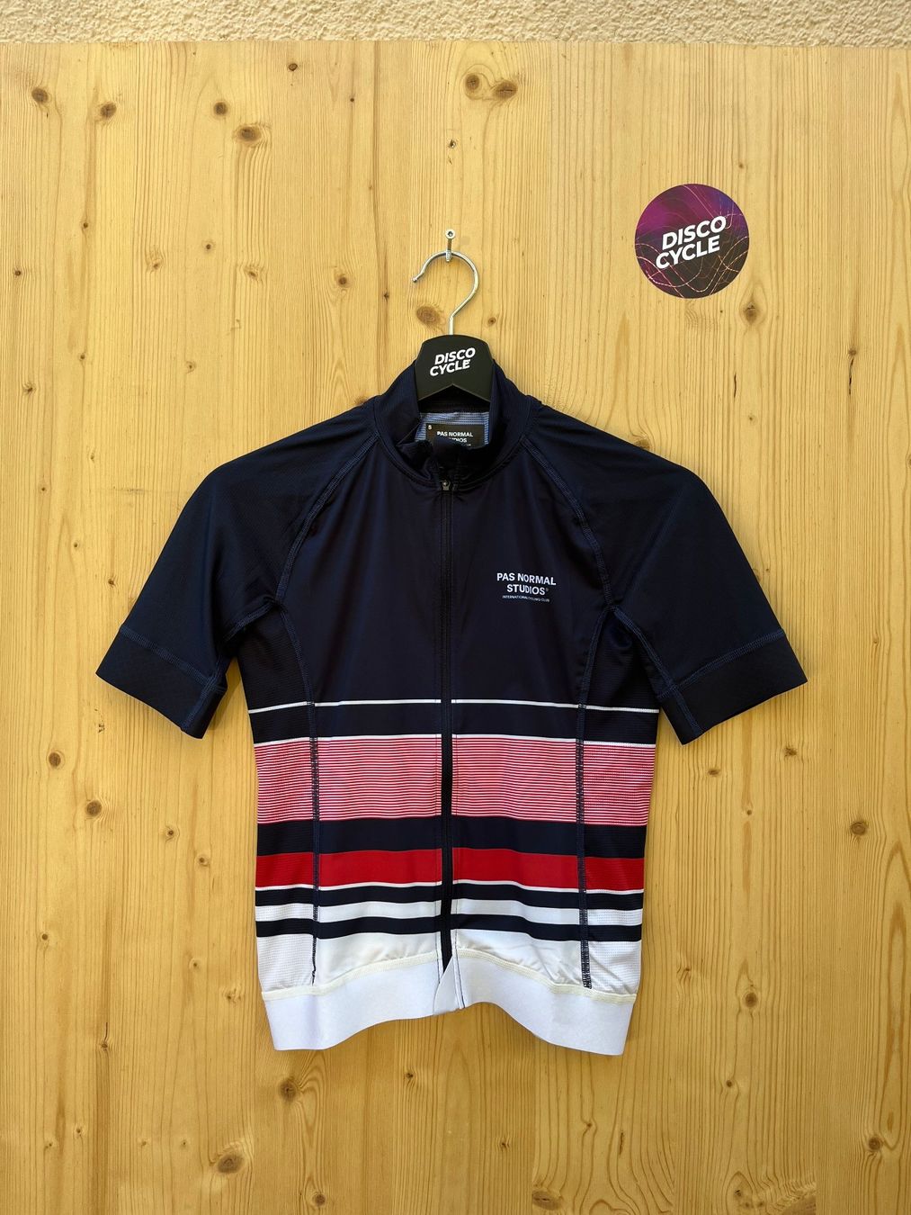 Pas Normal Studios Canottiere & Pantaloni: % Pas Normal Studios Men's Mechanism Jersey - Navy S – Nuovo e nell'imballaggio originale da Bern venduto da Disco_Cycle