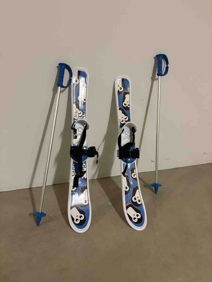 Skis: Kinderski Set mit Stoecken – D'occasion à Studen BE par ams_qz9m