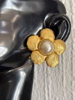 Boucles d'oreilles vintage forme de fleur, signées au dos