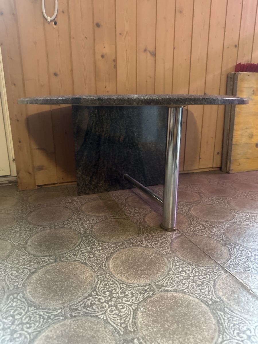 Tables: Side table granite top triangular shape acceptable – D'occasion à Elsau par MANWITHVAN 1