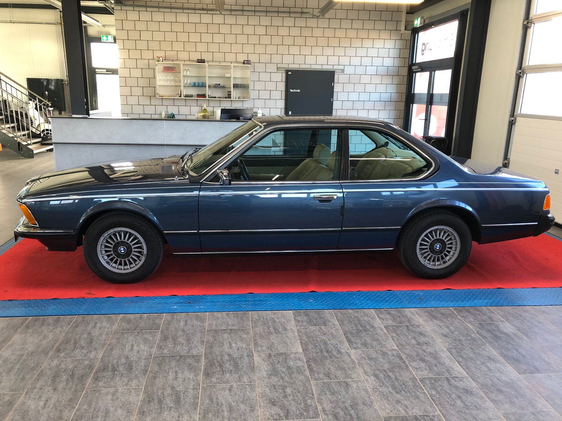 BMW Automobili: BMW 633 CSI (Coupé) – Usato da Gampelen venduto da Steuer0 1