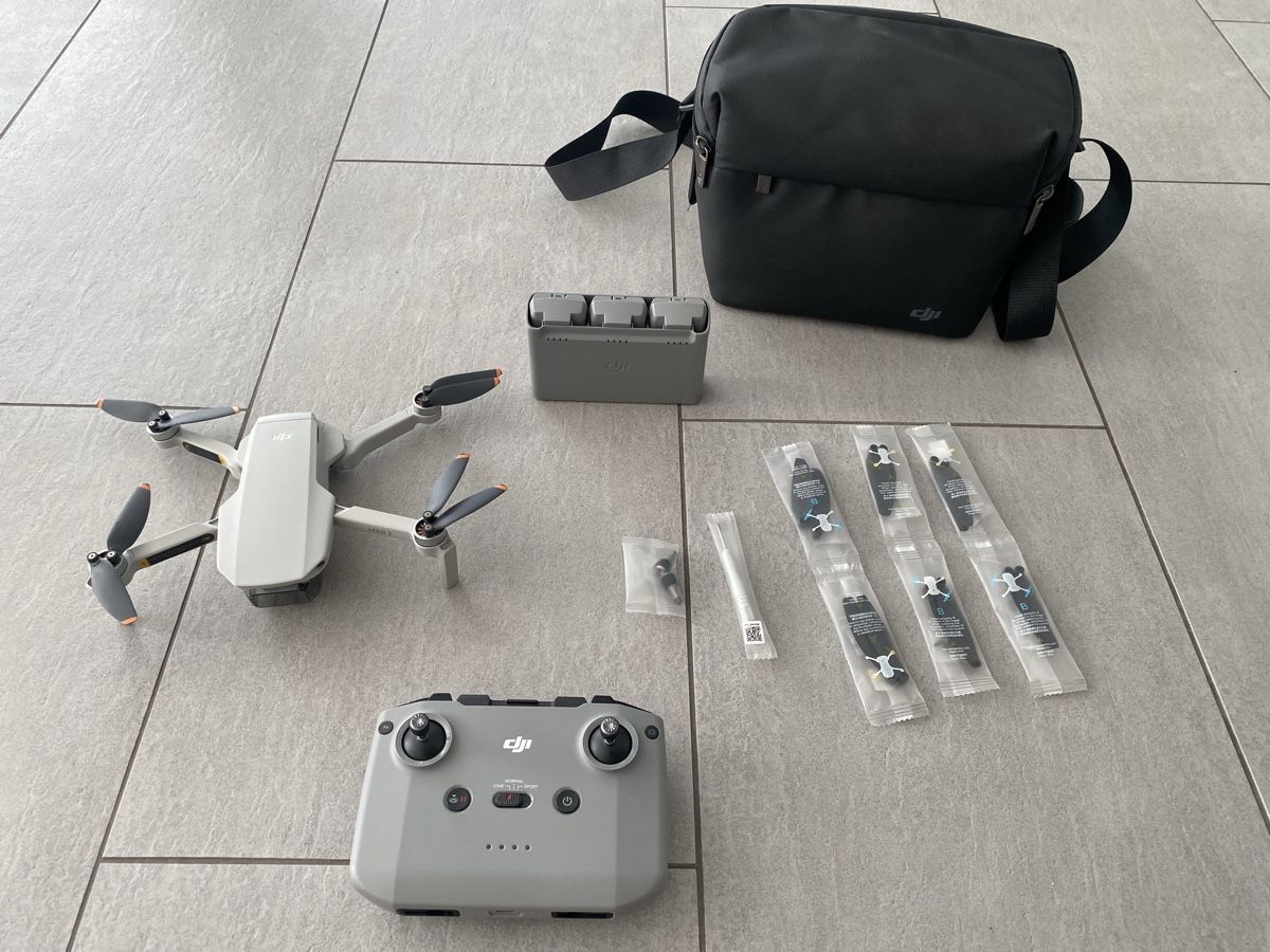 DJI Videocamere: DJI Mini 2 Fly More Combo Drohne neuwertig – Nuovo (secondo la descrizione) da Chur venduto da rei_8cyw