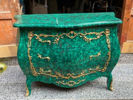 Très jolie Commode de style Louis XV, plateau dessus verre.