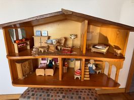Holzpuppenhaus mit Figuren und Einrichtung