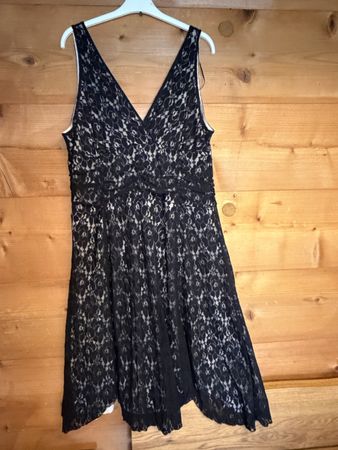 Damen Kleid schwarz mit Spitze, Grösse 46, neuwertig 