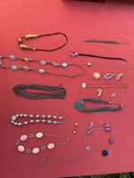 Schmuck Konvolut verschiedene Halsketten Broschen Ohrringe