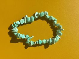 Armband mit türkis-blauen Steinen