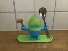 Eierbecher mit Löffel und Hammer