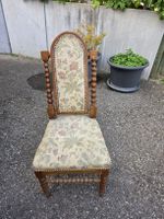 Antiker Stuhl mit Blumemuster - Vintage Hingucker!