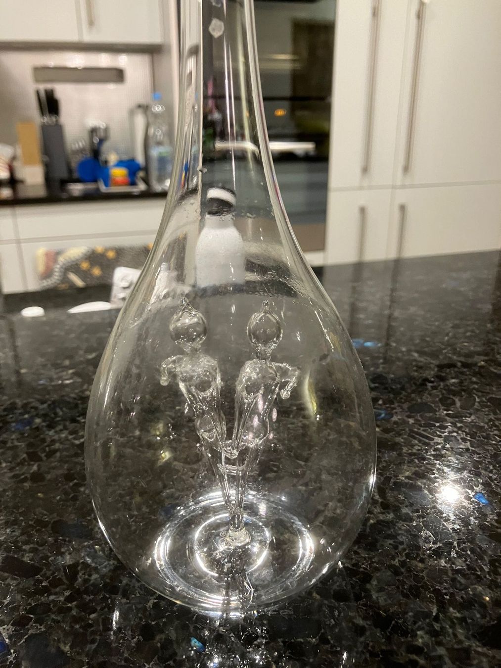 Sonstiges Geschirr & Gläser: Dekorative Oel oder Essigflasche mit Glasfiguren, Vintage 49 – Gebraucht aus Dintikon von 51rh 3