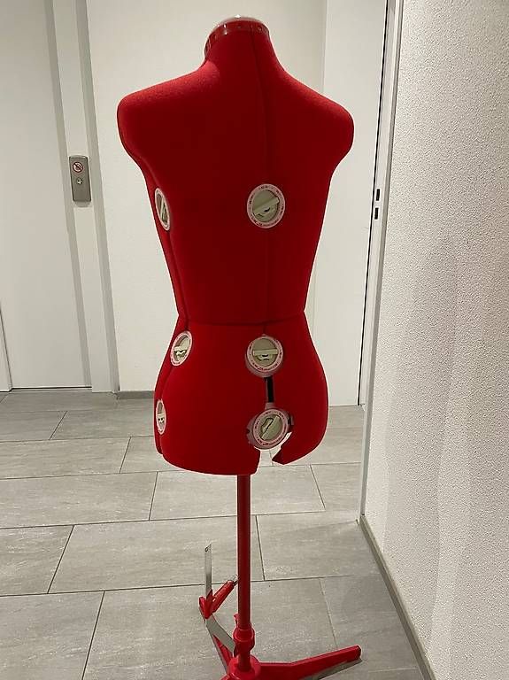 Allestimento di negozi e stand fieristici: Singer 150 Schneiderpuppe  verstellbar, rot – Usato da Dietschwil venduto da rrwinter 1