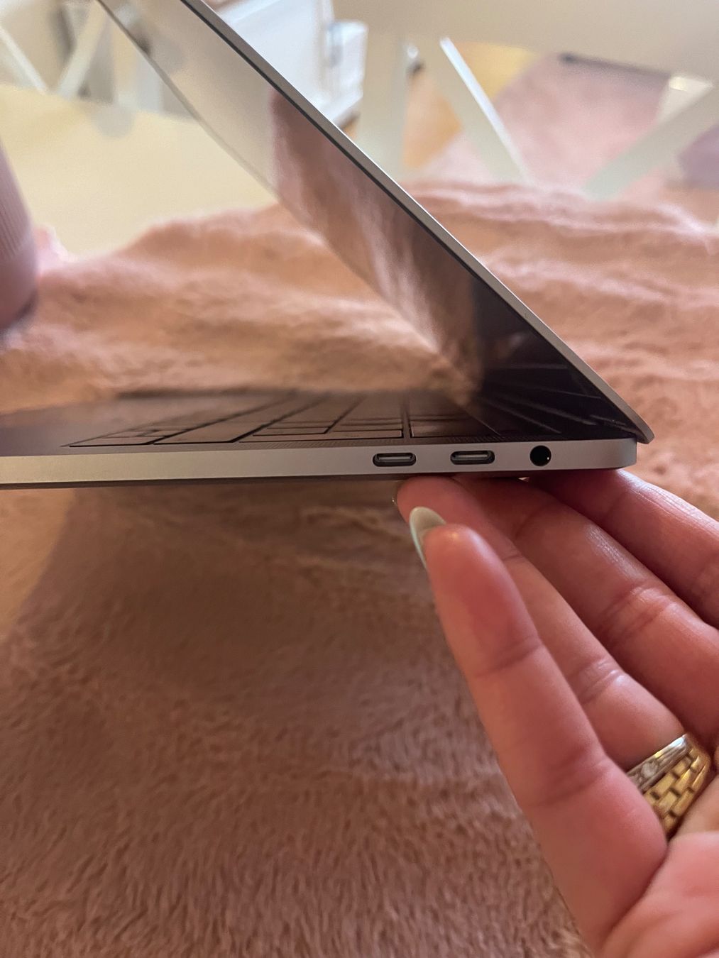 Apple Notebook: MacBook Pro A1706 EMC 3163 mit Ladegerät – Usato da Wohlen AG venduto da Sander.D 4