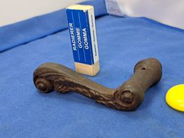 1 antiker Tür Drücker (Lochteil), Gusseisen (LOT1814#TBS1)