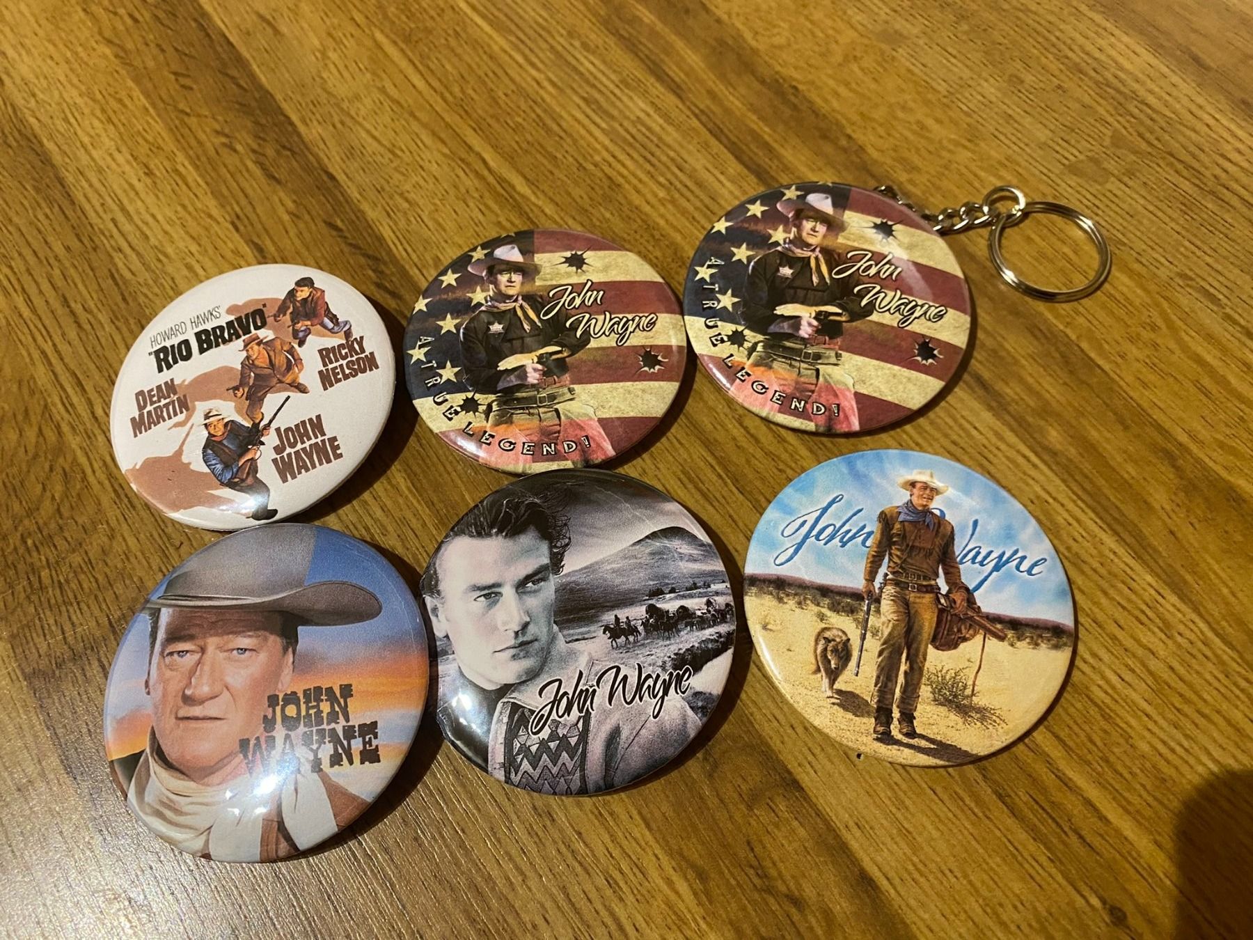 Plaketten & Abzeichen: John Wayne Flaschenoeffner, Magnete, Ansteck Badge – Neu (gemäss Beschreibung) aus Basel von VinylLover68