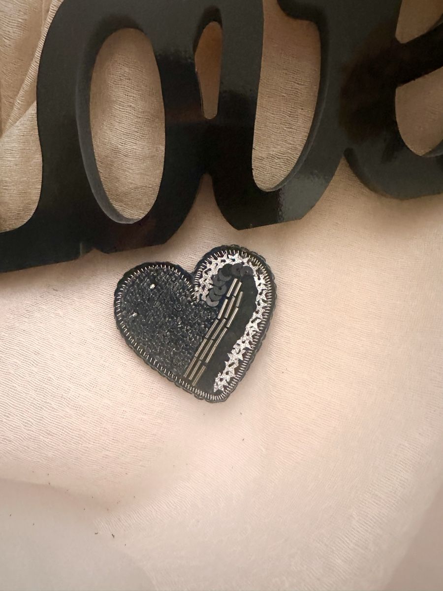 Spille & Fermagli: Black Heart Brooch, Sequin Embroidered, Handmade – Nuovo (secondo la descrizione) da Oftringen venduto da Eylem79 1