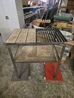 Schweisstisch Metall mit Rost und Steinplatten 
