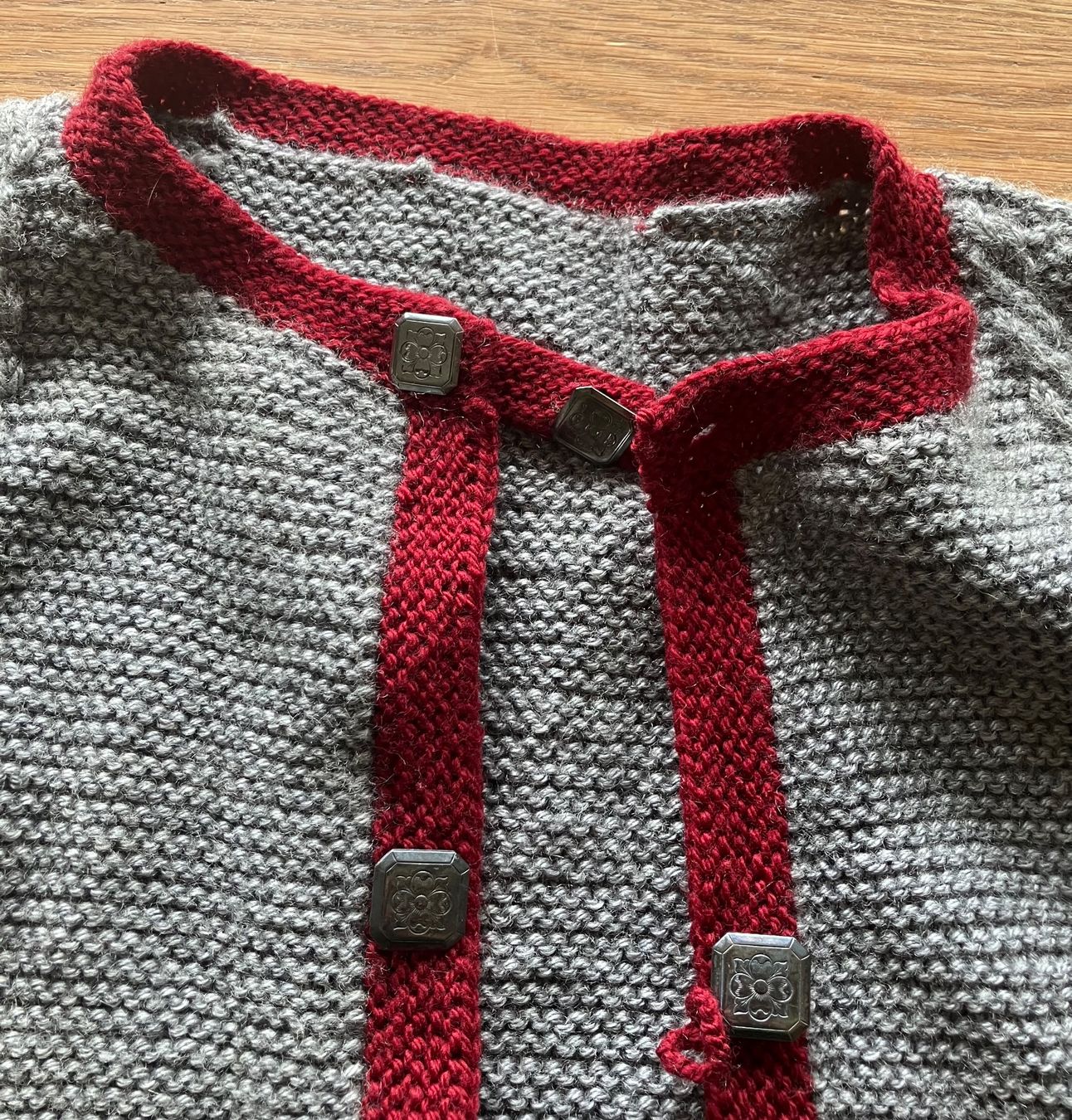 Pullover & Sweatshirts: Toggenburger Strickjacke mit Silberknöpfe – Gebraucht aus Waldstatt von breitaxt 6
