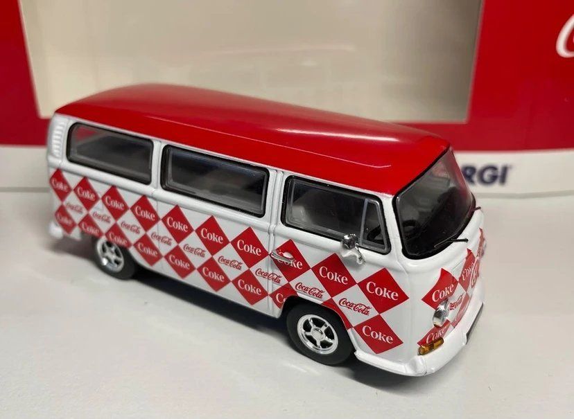 Volkswagen Modellini d'auto: VW Campervan Coca Cola "Diamond" Metallmodell 1/43 – Nuovo e nell'imballaggio originale da Hochfelden venduto da aviatikboerse_top 2