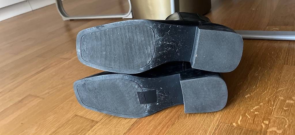 H&M Scarpe da donna: Schwarze Stiefel ohne Absatz 40 – Usato da Winterthur venduto da smtpc 2