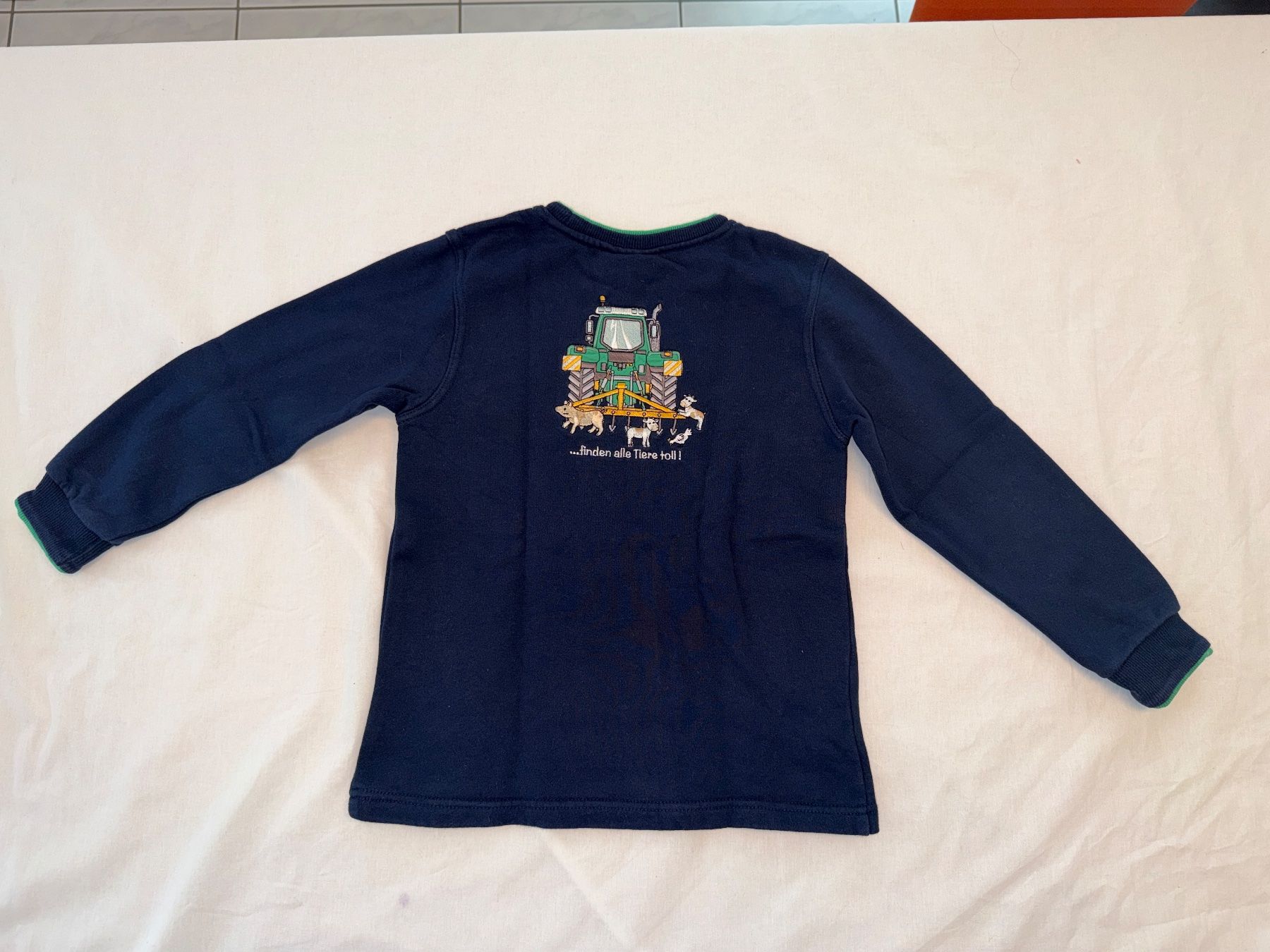 Maglioni & Felpe: Pullover mit Bauernhof und Traktor Gr. 116-122 – Usato da Hettlingen venduto da SaMiViJu 2