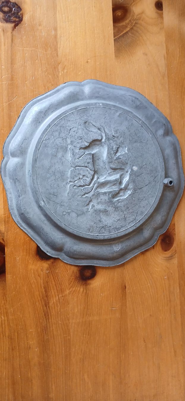 Toutes les décorations: 2 Zinn Teller mit Relief – D'occasion à Maloja par ato85 5