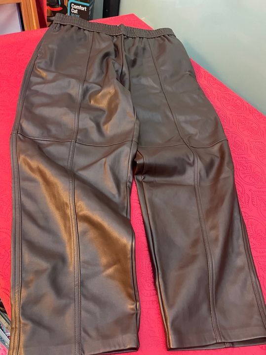C&A Pantaloni: NEU Damen Leder Optik Hose 44 – Nuovo e nell'imballaggio originale da Bergdietikon venduto da antovale