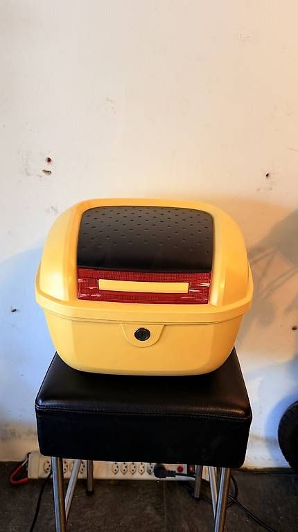 Topcases: Motorrad-Topcase / Scooter-Box  neu, gelb – D'occasion à Unterseen par beE-Scooter