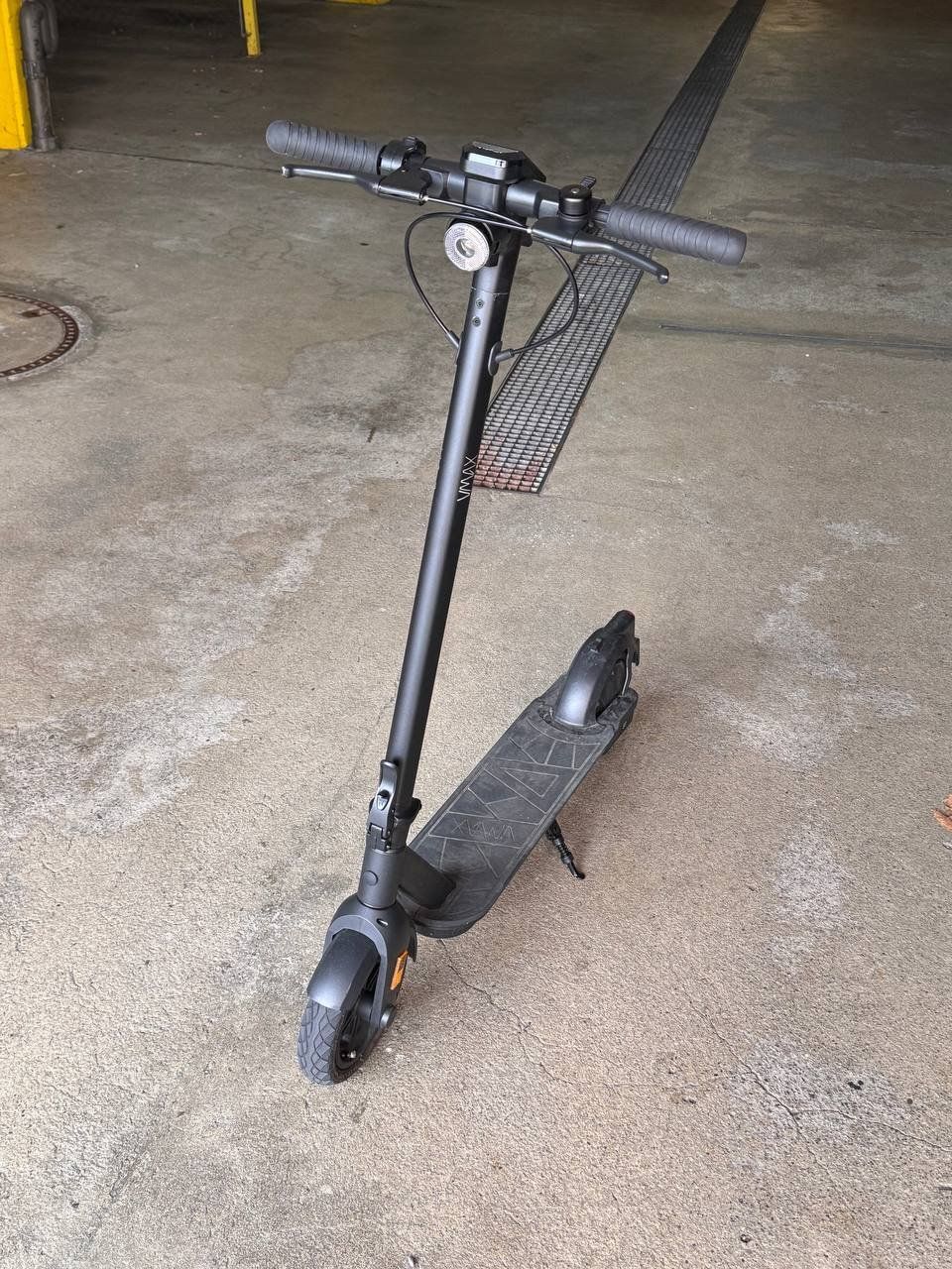 Scooter: E-Scooter VMAX VT36400A schwarz gebrauchter Zustand – Usato da Gossau SG venduto da Gogstedi