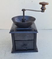 Uralte, massive, handgeschmiedete Eisen-Kaffeemühle um 1880