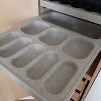 Eintüriger Schrank mit Inneneinrichtung zu verkaufen