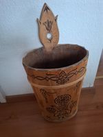 Holztopf mit Schnitzerei, Wandtopf, Schirmständer