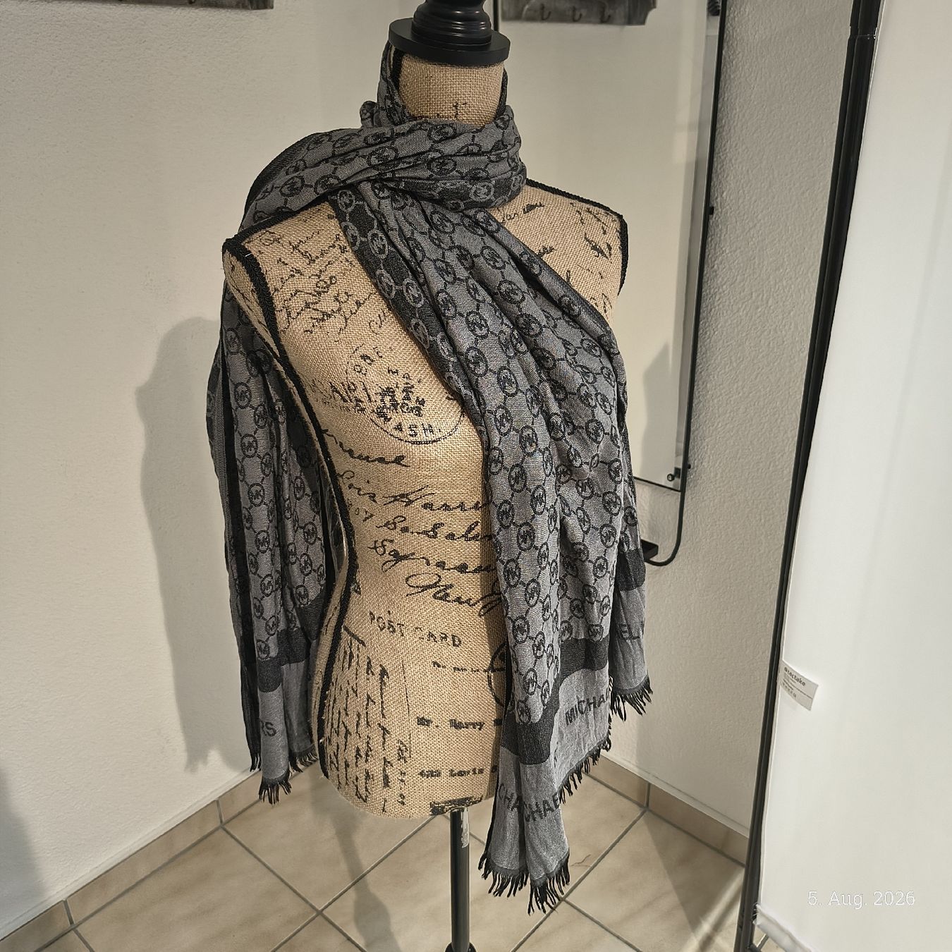 Michael Kors Foulards, Tücher & Schals: Michael Kors Schal grau M – Gebraucht aus Emmetten von SecondhandSiska