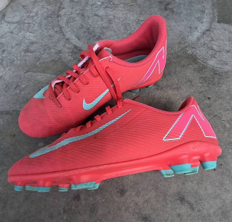 Nike Scarpe per ragazze: Fussball Schuhe (Mädchen, 37.5) – Usato da Bülach venduto da raincloud29