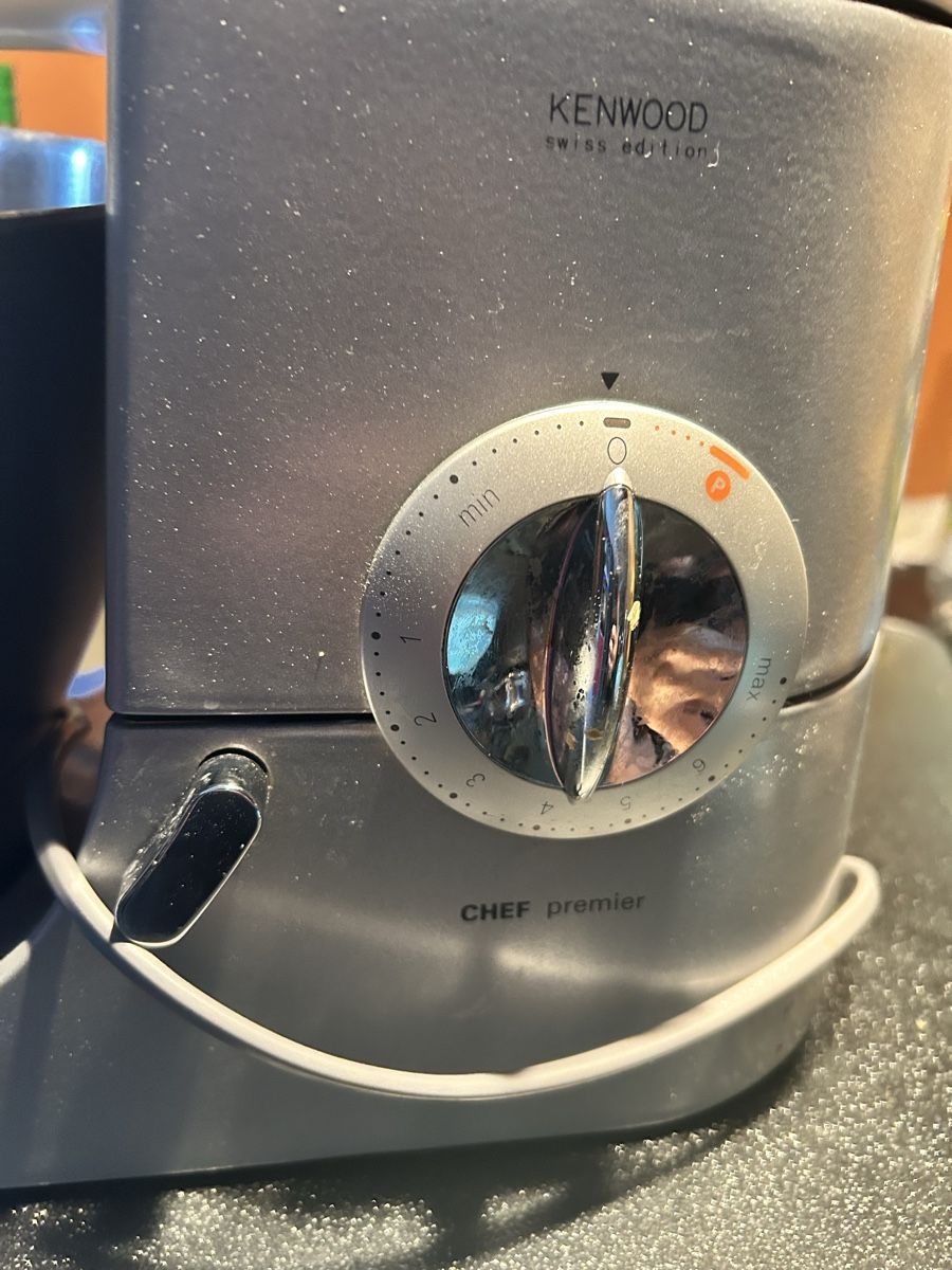 Kenwood Elettrodomestici da cucina: Kenwood KMCS Chef Premier Kitchen Machine 1000W silber – Usato da Villmergen venduto da Walkuere0 1