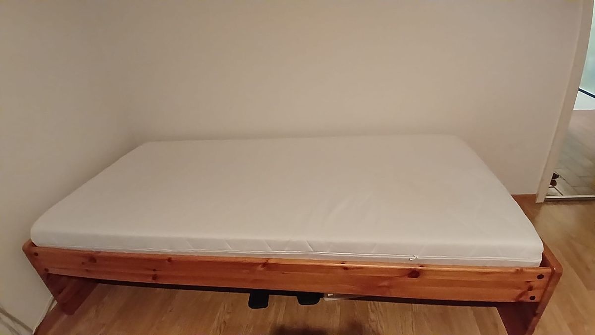 Letti: Bett mit stabilem Holzrahmen – Nuovo (secondo la descrizione) da Zürich venduto da Traberei