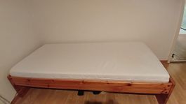Bett mit stabilem Holzrahmen