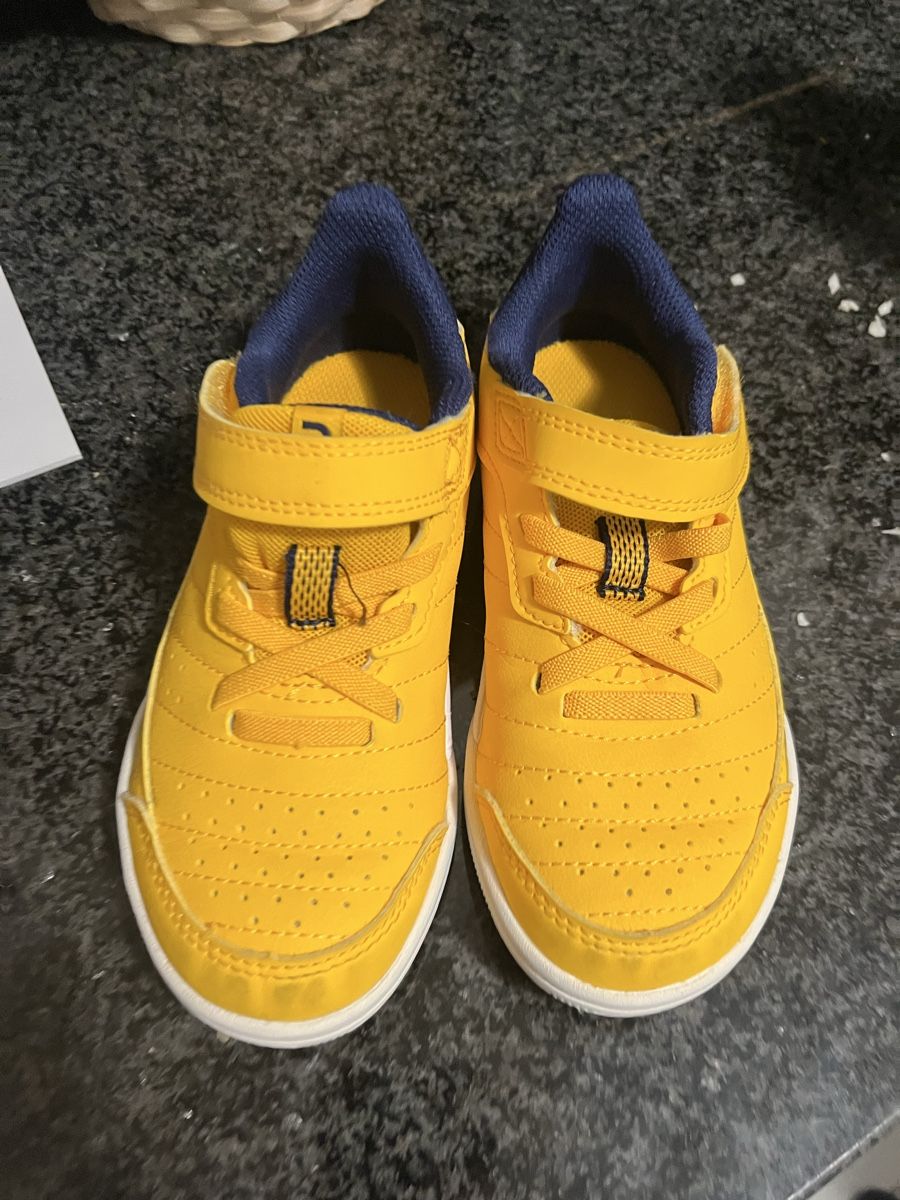 Decathlon Scarpe per ragazzi: Hallen Fussballschuhe – Usato da Jona venduto da linda8301