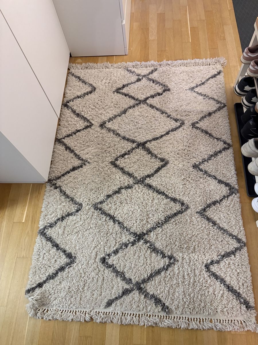Tappeti: Gemütlicher Teppich mit Muster – Usato da Aesch venduto da Sineli22