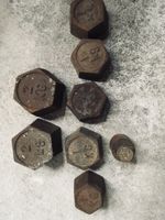 Alte eiserne Gewichtsteine, 2,1 und 0,5 kg